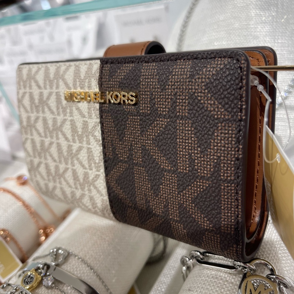 MICHAEL KORS Jet Set Medium Zip CN Two-Tone Logo Bifold Wallet
Brown Multi
NWT - Picture 3 of 16